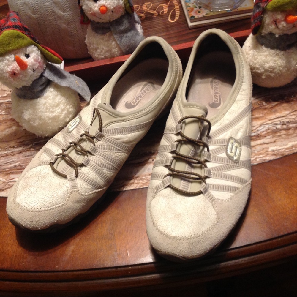 Sketchers White Walking Shoes Women’s